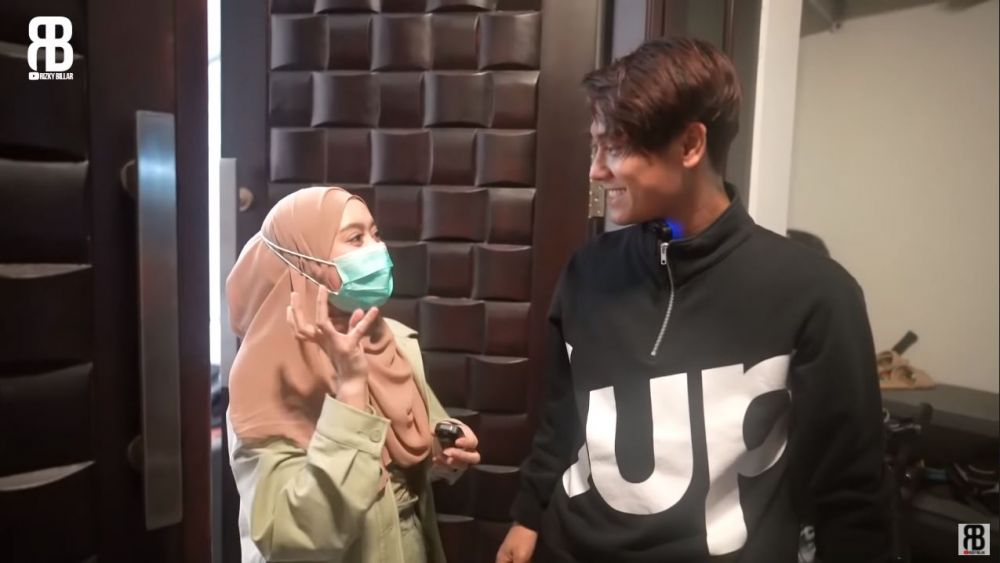 7 Momen Lesty & Rizky Billar kencan pakai motor dan makan di kaki lima