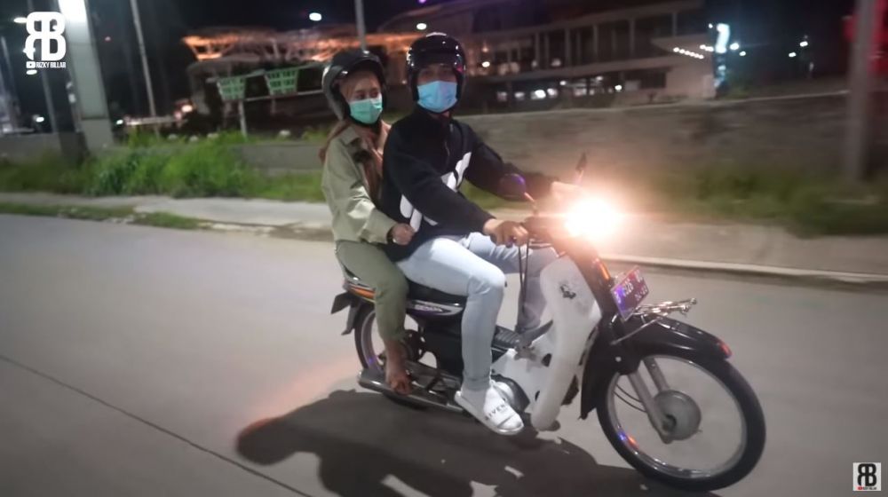 7 Momen Lesty & Rizky Billar kencan pakai motor dan makan di kaki lima