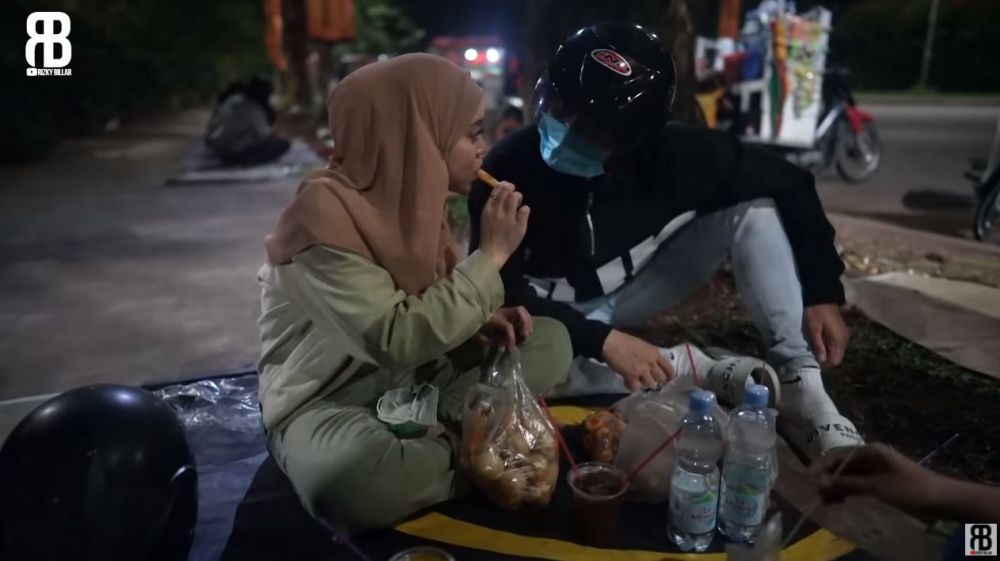 7 Momen Lesty & Rizky Billar kencan pakai motor dan makan di kaki lima