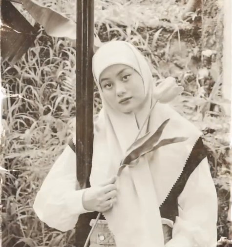 10 Potret 90-an ala Dinda Hauw dan Rey Mbayang, hasilnya jadul banget