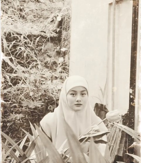 10 Potret 90-an ala Dinda Hauw dan Rey Mbayang, hasilnya jadul banget