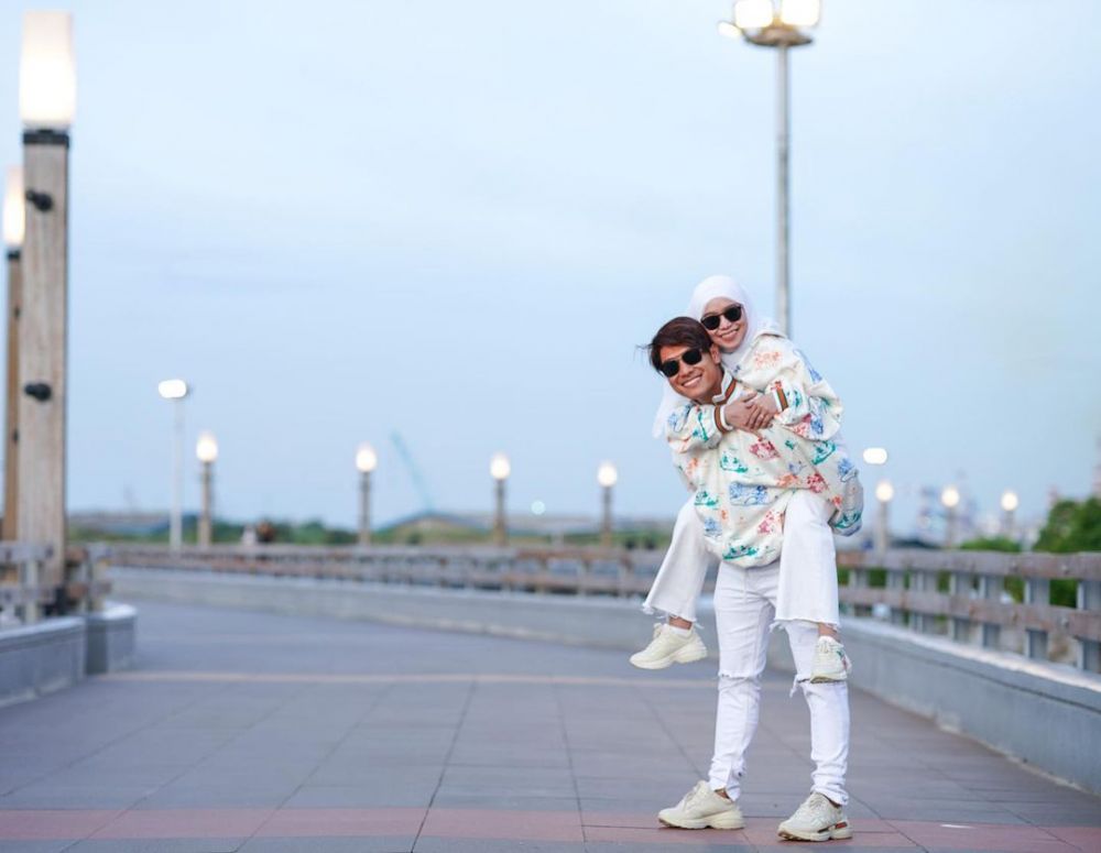 8 Potret Rizky Billar dan Lesty Kejora, gayanya bak prewedding