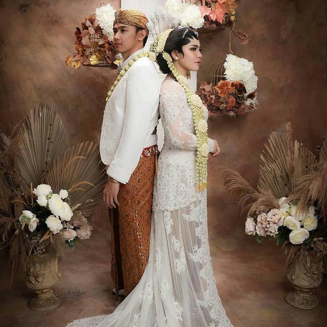 10 Gaya prewedding Felicya & Hito dalam balutan baju adat