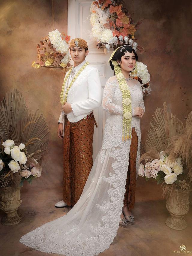 10 Gaya prewedding Felicya & Hito dalam balutan baju adat