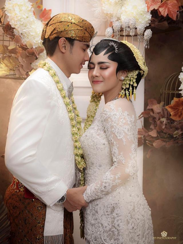 10 Gaya prewedding Felicya & Hito dalam balutan baju adat