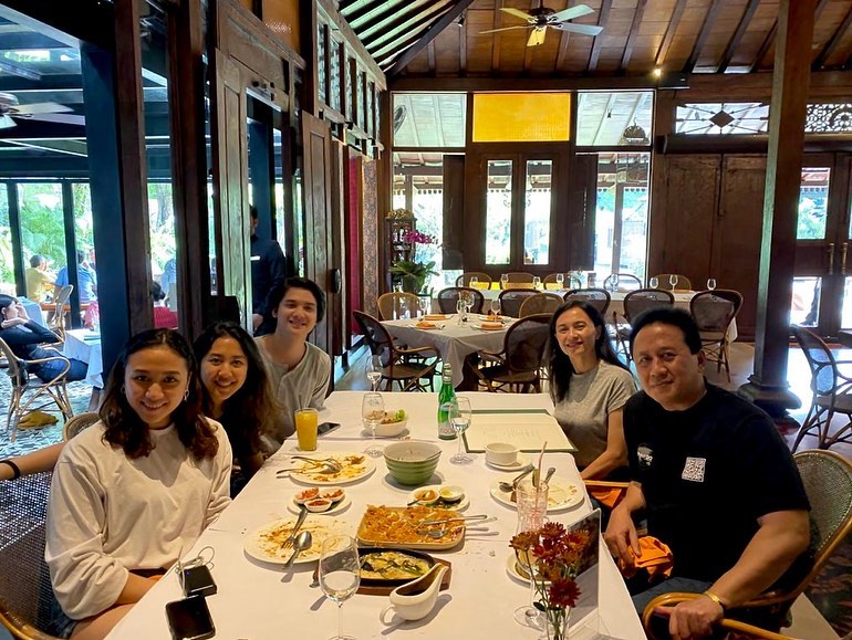 8 Potret kedekatan Baskara Mahendra dan mertua, curi perhatian