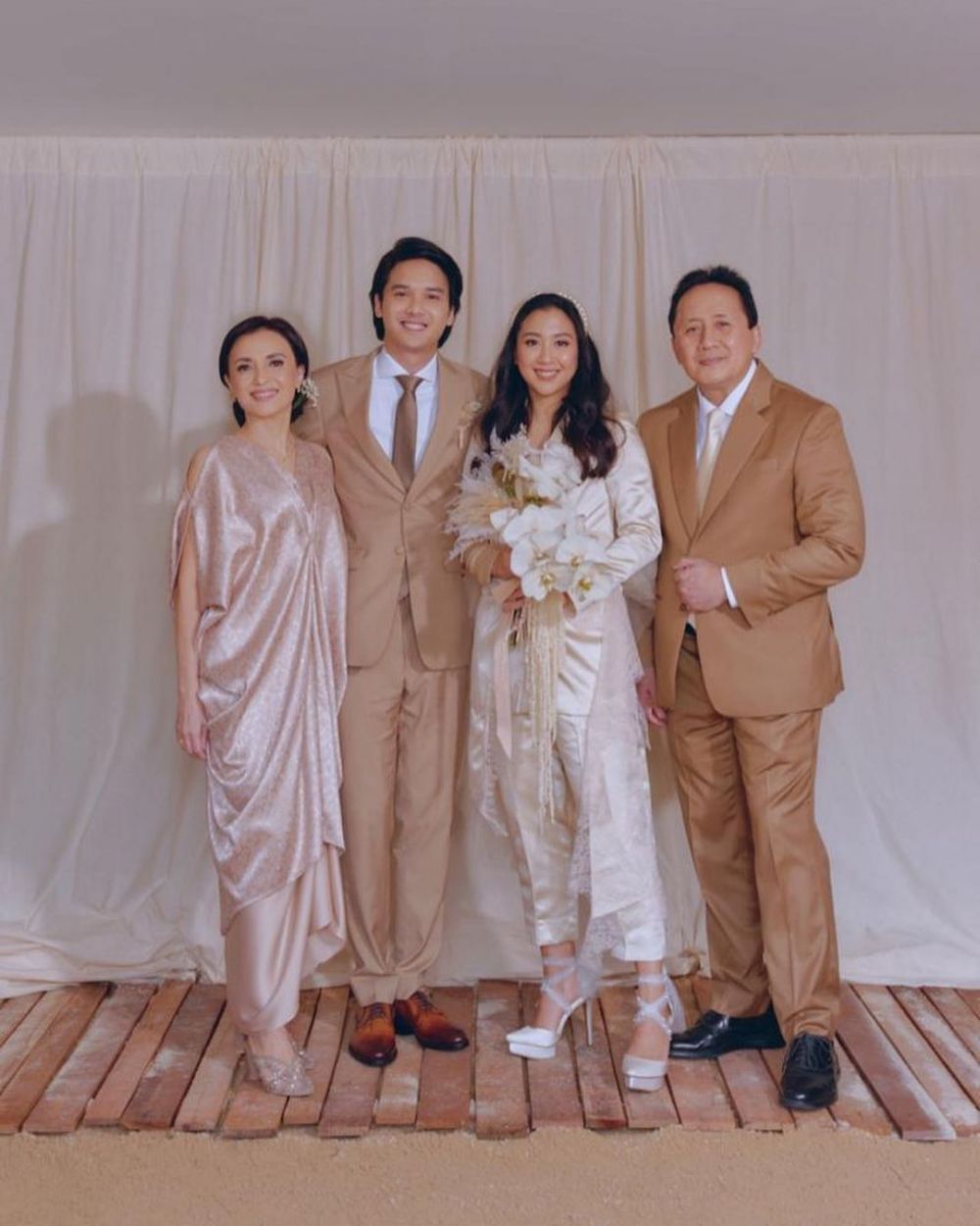 8 Potret kedekatan Baskara Mahendra dan mertua, curi perhatian