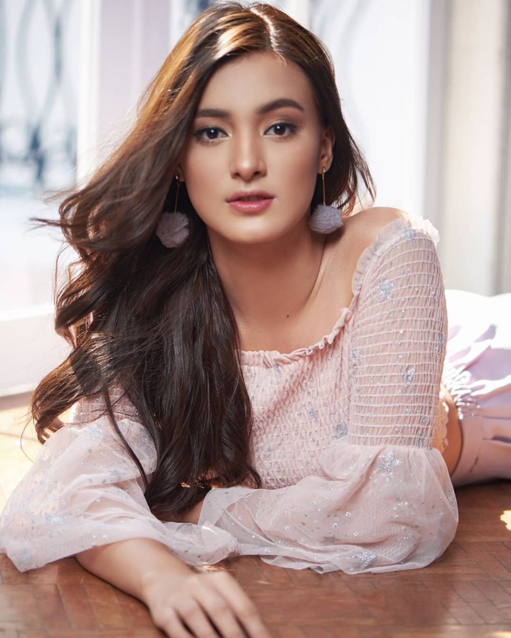 10 Gaya pemotretan Mawar Eva de Jongh dalam berbagai tema