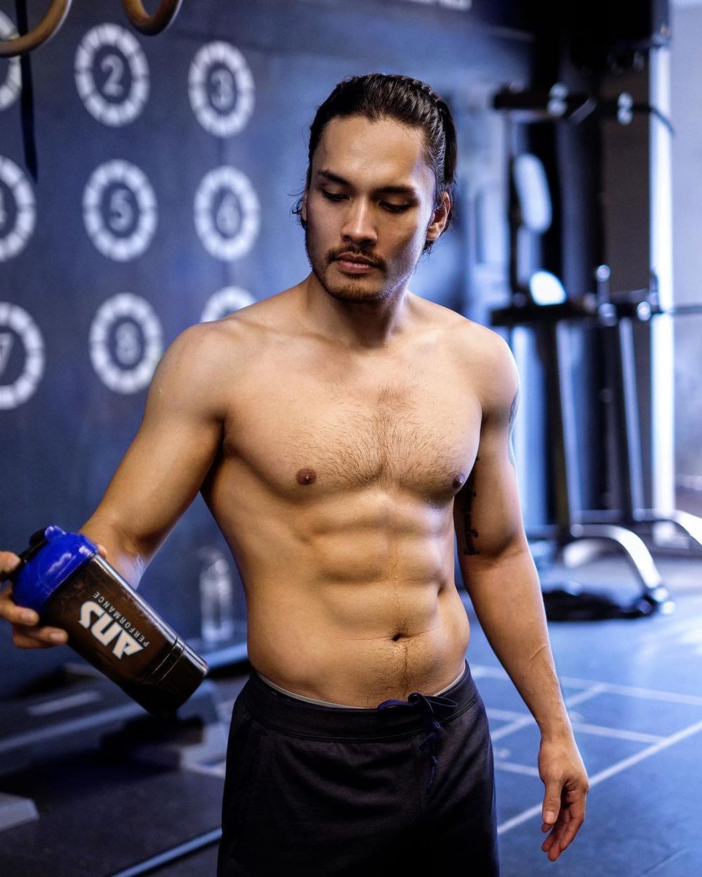 Momen 10 pesinetron pamer badan kekar, Arya Saloka bikin salfok