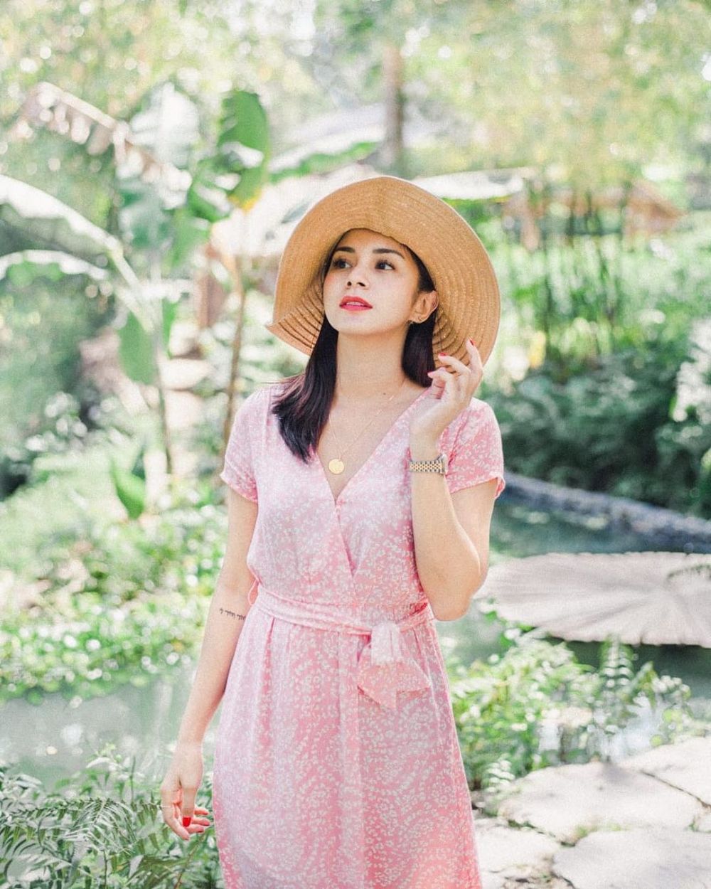 7 Gaya pemotretan Kirana Larasati dalam berbagai tema, stunning