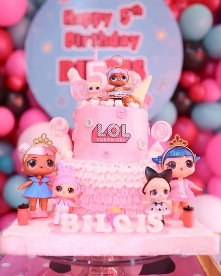 10 Potret kue ultah keluarga Ayu Ting Ting, ada yang bertabur uang