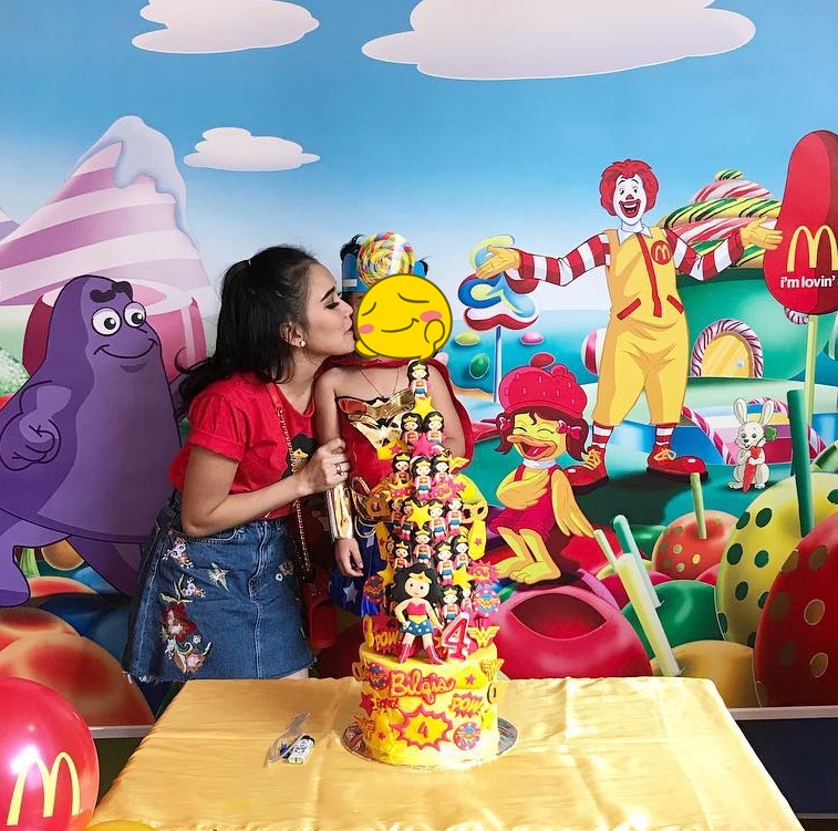 10 Potret kue ultah keluarga Ayu Ting Ting, ada yang bertabur uang