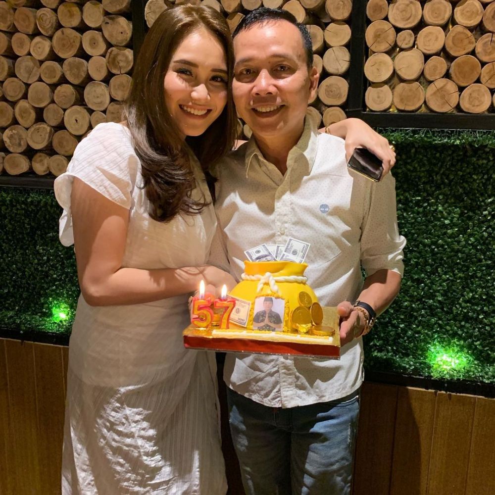 10 Potret kue ultah keluarga Ayu Ting Ting, ada yang bertabur uang
