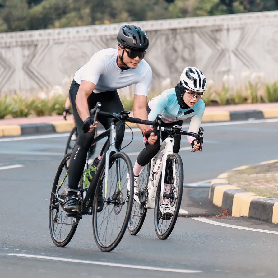 Momen 10 seleb jalani hobi bareng pasangan, kian romantis