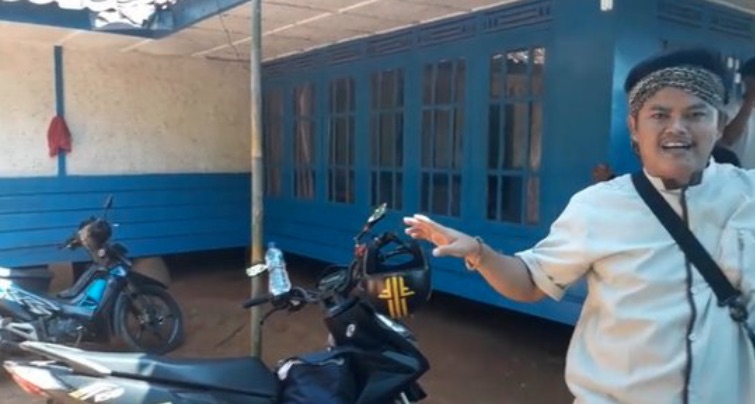 Potret rumah masa kecil 7 seleb di Jawa Barat, semuanya sederhana