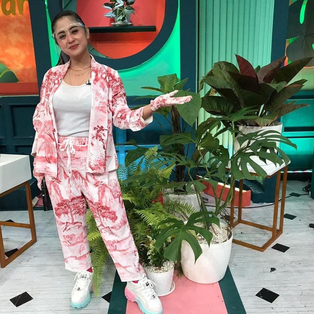 8 Potret terbaru Dewi Perssik usai sembuh dari Covid-19, kian menawan