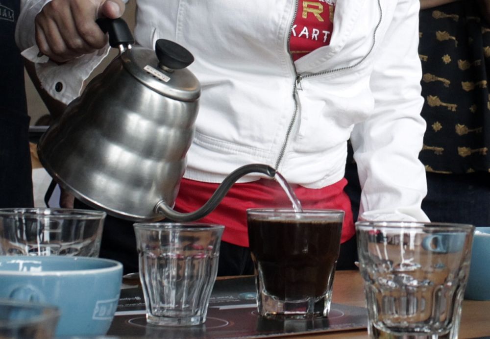 3 Tips menyeduh kopi jadi lebih nikmat beraroma, pakai air mineral deh