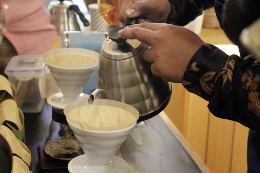 3 Tips menyeduh kopi jadi lebih nikmat beraroma, pakai air mineral deh