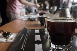 3 Tips menyeduh kopi jadi lebih nikmat beraroma, pakai air mineral deh