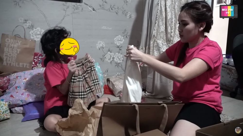 8 Potret putri Ayu Ting Ting buka kado ultah, banjir barang branded