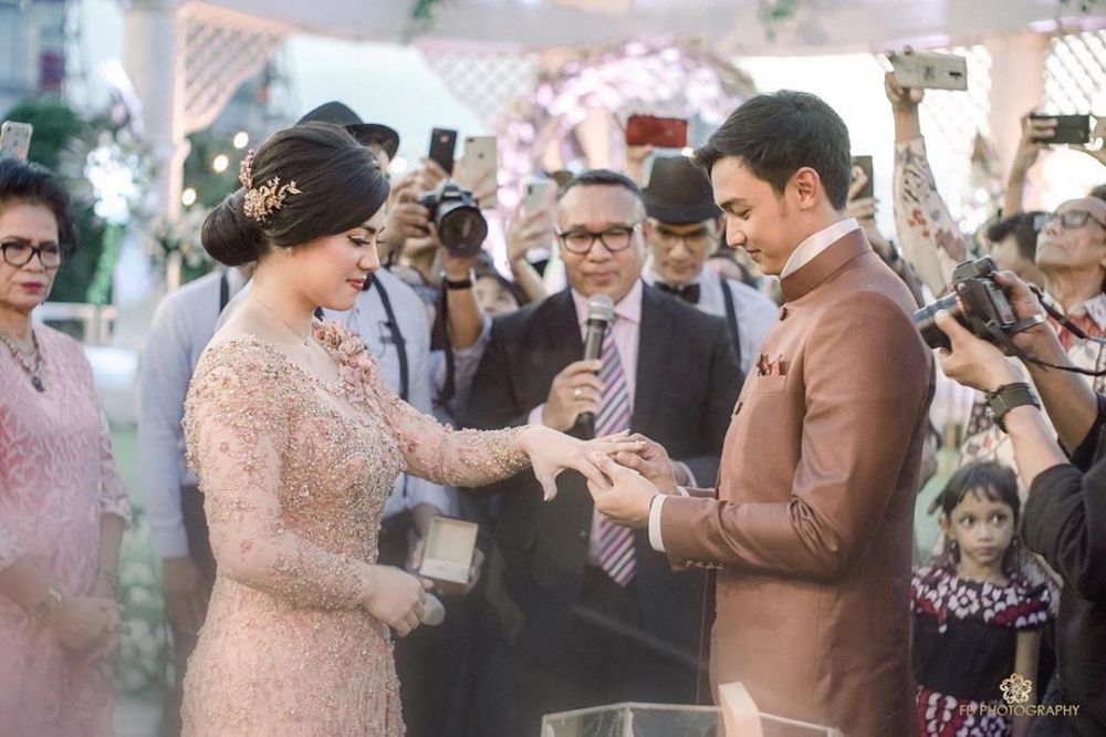 Momen lamaran 8 pasangan seleb paling curi perhatian sepanjang 2020