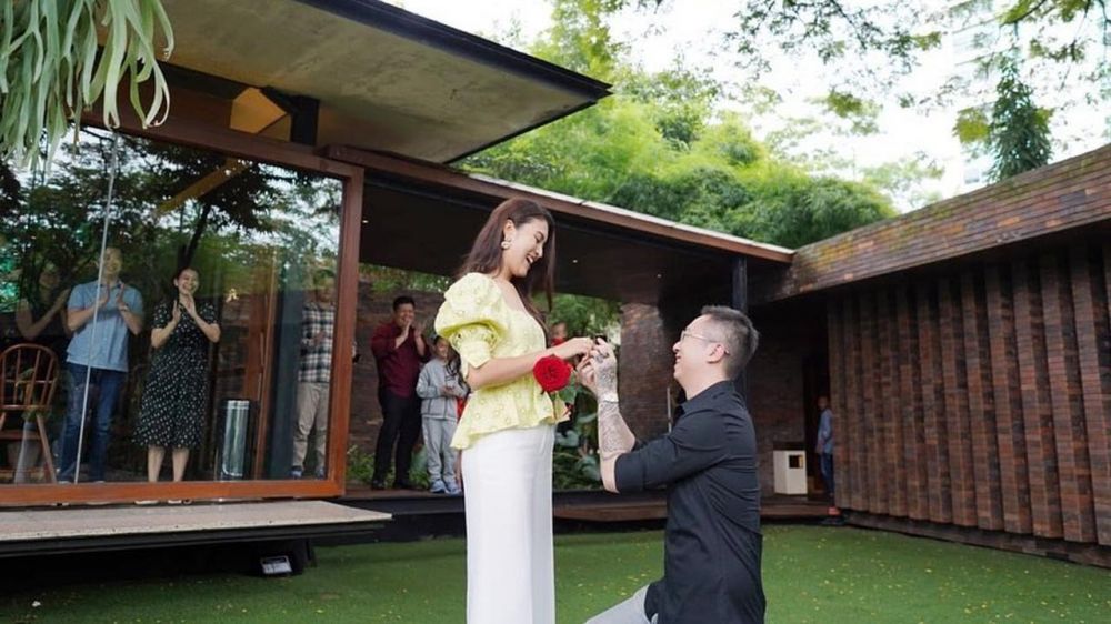 Momen lamaran 8 pasangan seleb paling curi perhatian sepanjang 2020