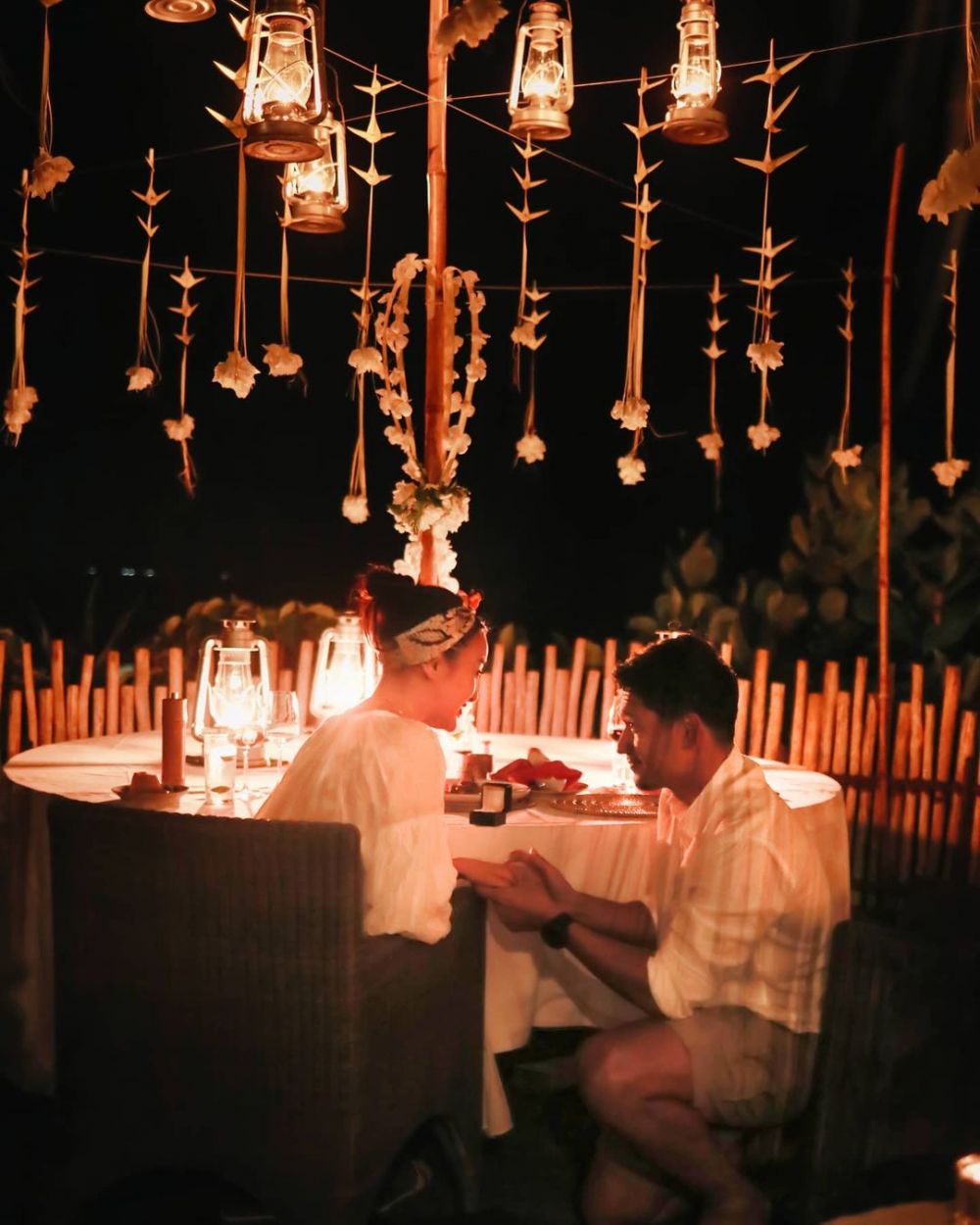 Momen lamaran 8 pasangan seleb paling curi perhatian sepanjang 2020