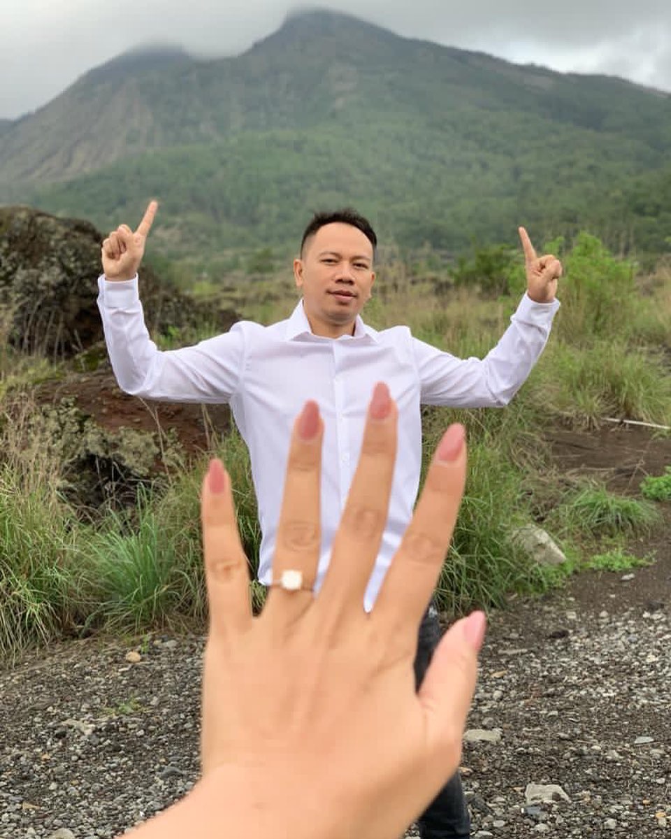 Momen lamaran 8 pasangan seleb paling curi perhatian sepanjang 2020