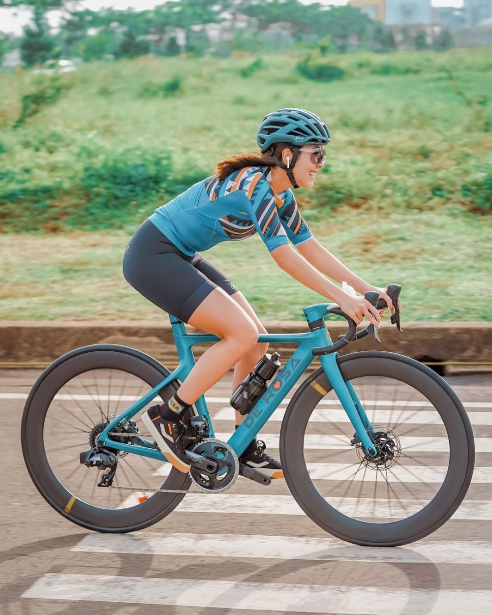 10 Potret Gisella Anastasia hobi olahraga, dari ngegym hingga sepeda