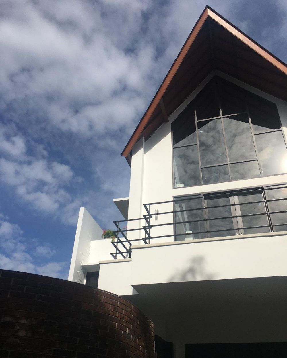 Pindah ke rumah baru, 10 momen Raisa gelar upacara melaspas adat Bali