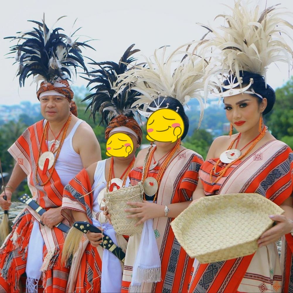 10 Pemotretan keluarga Krisdayanti dengan baju adat Timor Leste
