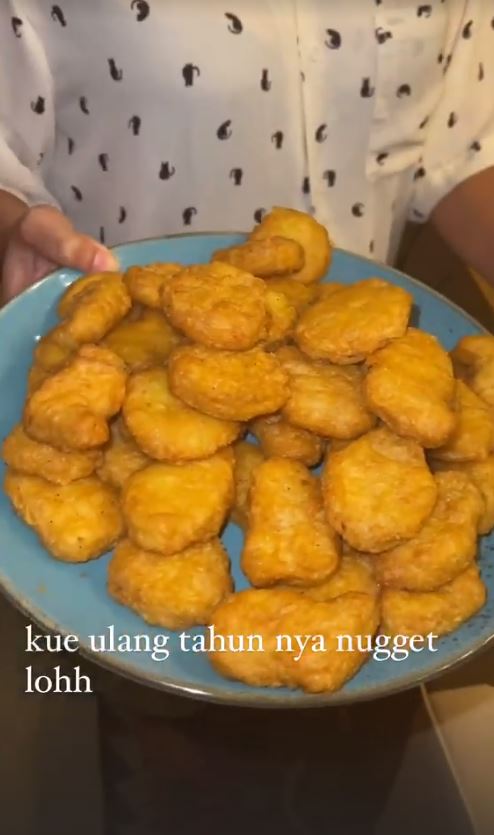 7 Potret kejutan ultah Ivan Gunawan ke-39, kuenya antimainstream