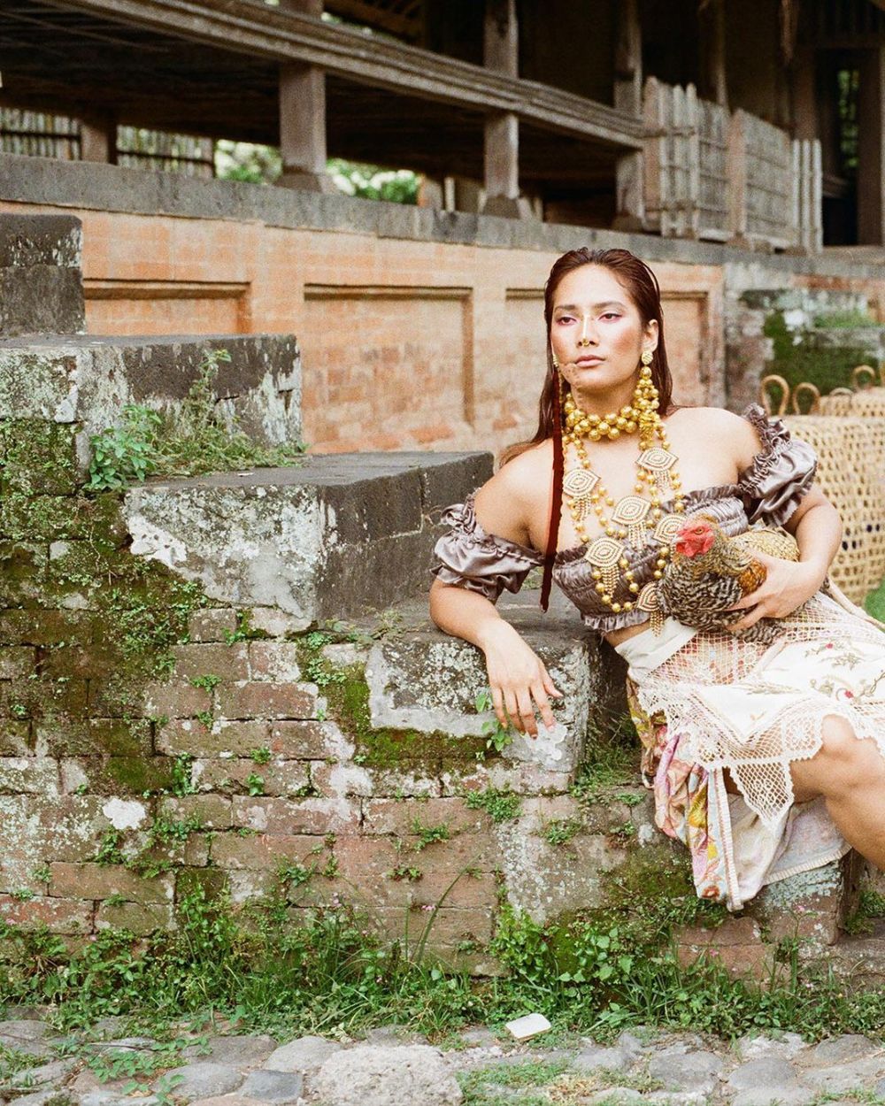 10 Potret Tara Basro dengan gaya etnik, Daniel Adnan curi perhatian