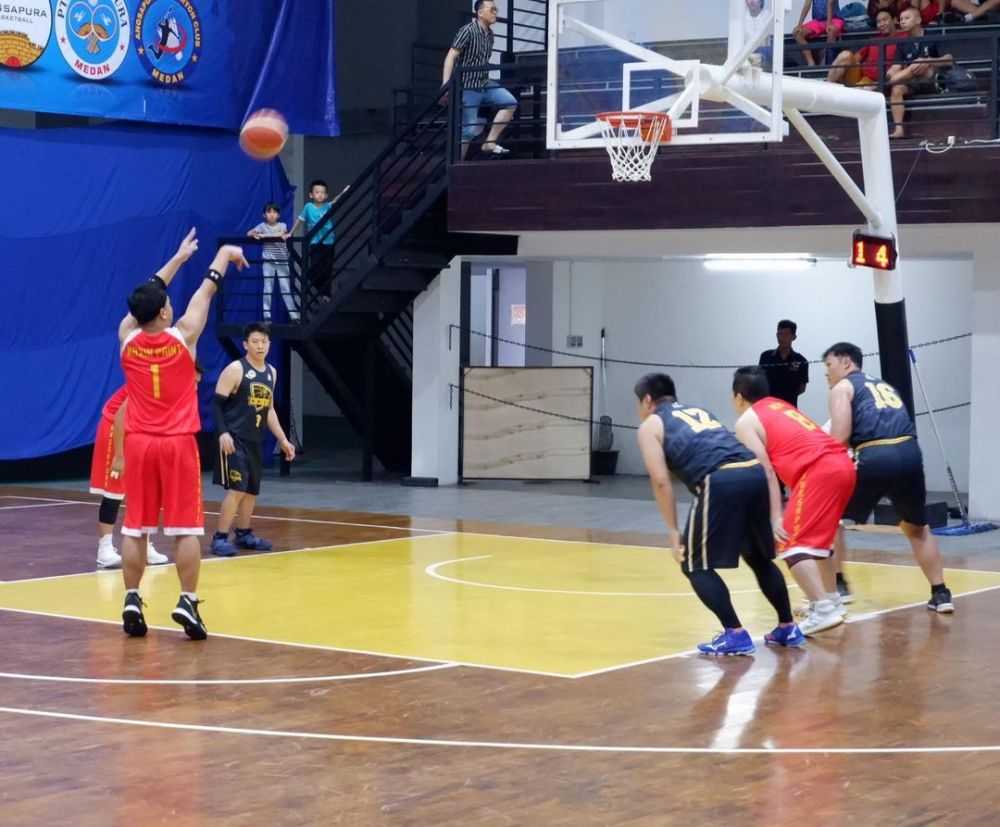 10 Potret Michael Yukinobu Defretes saat main basket, keren abis