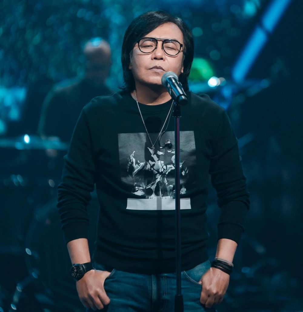 10 Potret transformasi Ari Lasso, gaya rambutnya ikonik