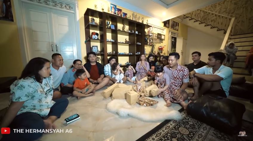 8 Potret kedekatan Ashanty dan ibu Sarah Menzel, disebut calon besan