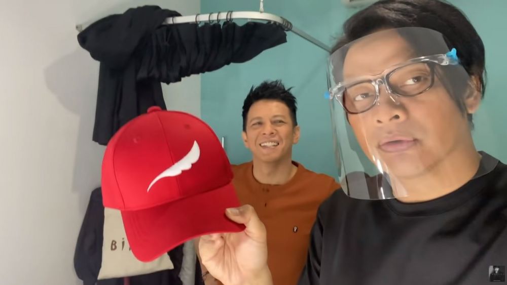 8 Potret isi tas Ariel Noah, alasannya bawa bedak tak terduga