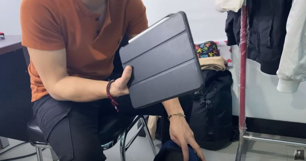 8 Potret isi tas Ariel Noah, alasannya bawa bedak tak terduga