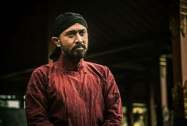 Potret 10 aktor kenakan baju adat Jawa, Arya Saloka curi perhatian