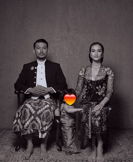 Potret 10 aktor kenakan baju adat Jawa, Arya Saloka curi perhatian