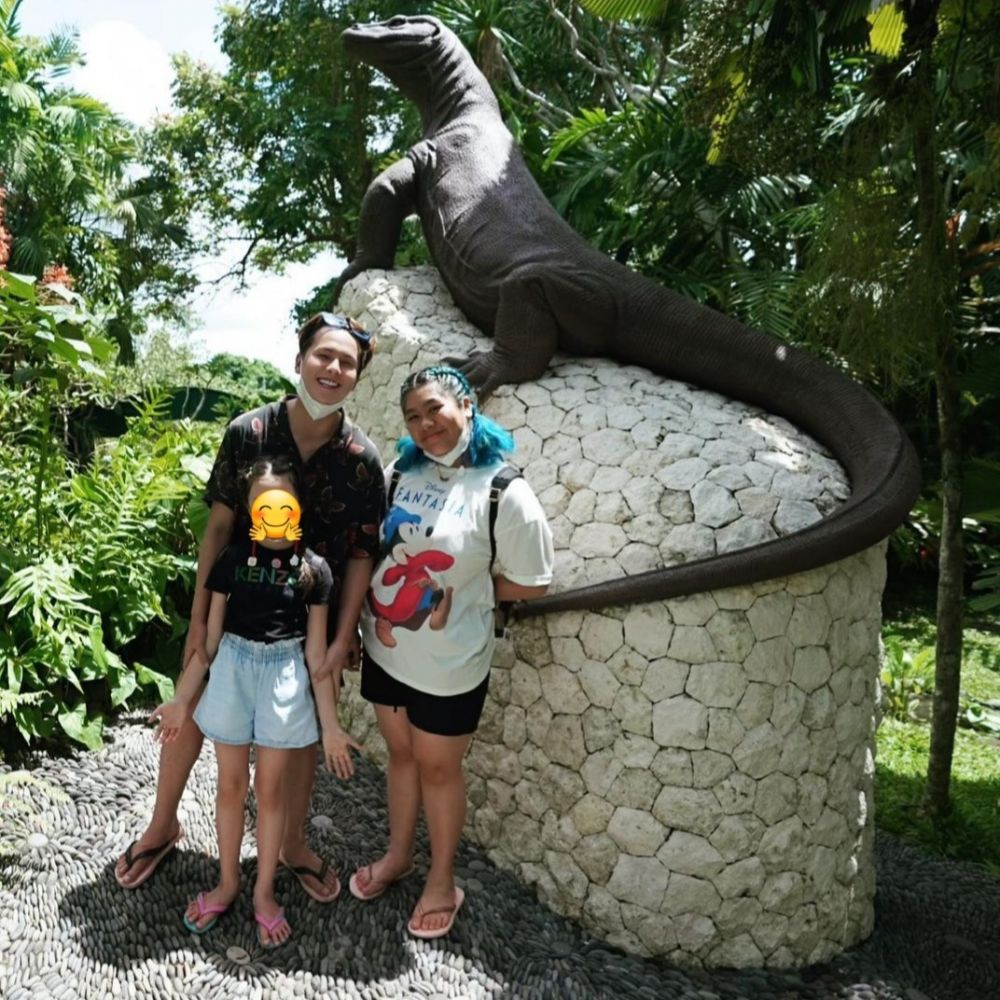 10 Momen liburan Andhika Pratama di Bali, main bareng reptil