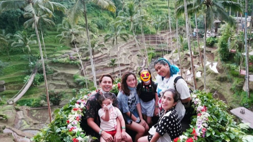 10 Momen liburan Andhika Pratama di Bali, main bareng reptil