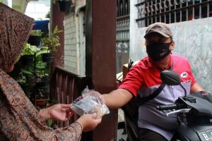 Peluh kurir pengantar paket di masa pandemi, tak sekadar antar barang 
