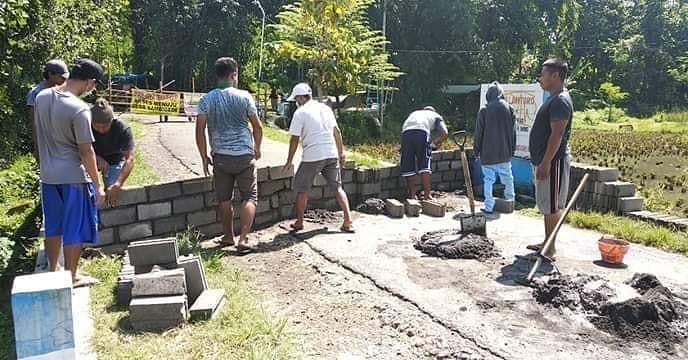 10 Aksi kocak tukang bangunan renovasi rumah ini bikin geleng kepala