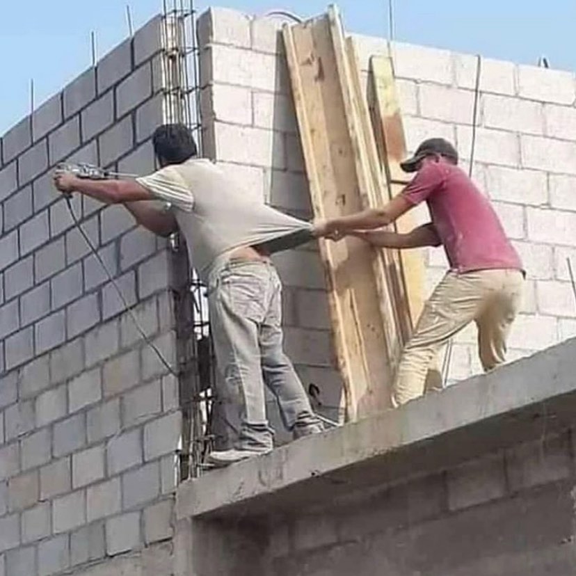 10 Aksi kocak tukang bangunan renovasi rumah ini bikin geleng kepala