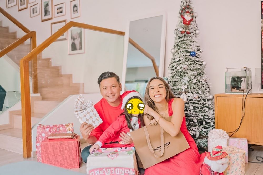 Potret 12 seleb akur dengan mantan istri, penuh kehangatan