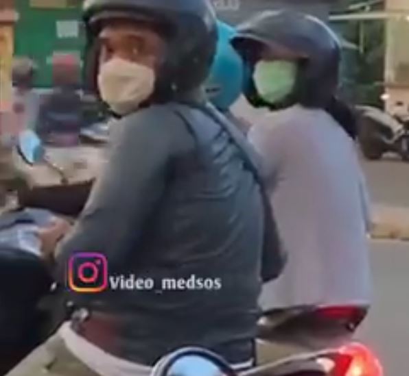 Viral aksi pria karaoke di tengah jalan, bikin gagal paham