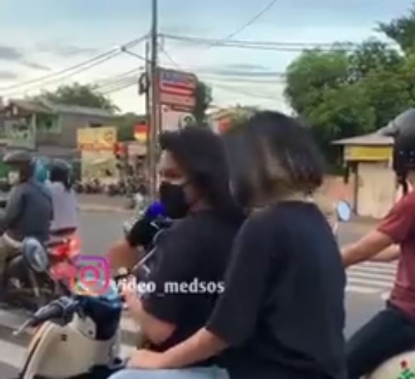 Viral aksi pria karaoke di tengah jalan, bikin gagal paham