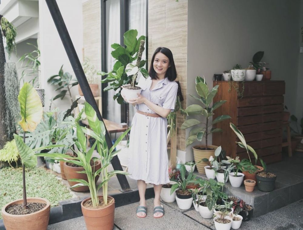 10 Potret rumah Fendy Chow & Stella Cornelia, halamannya penuh tamanan