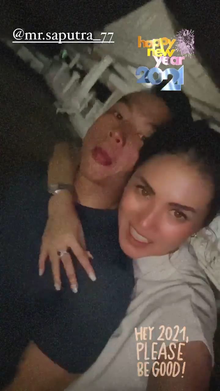 10 Pasangan seleb pertama kali rayakan tahun baru sebagai suami istri